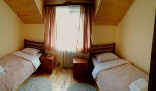 Отель Коло Гір Колочава Двухместный номер с 2 отдельными кроватями и общей ванной комнатой-2