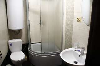 Отель Коло Гір Колочава Трехместный номер с основными удобствами и общей ванной комнатой-2